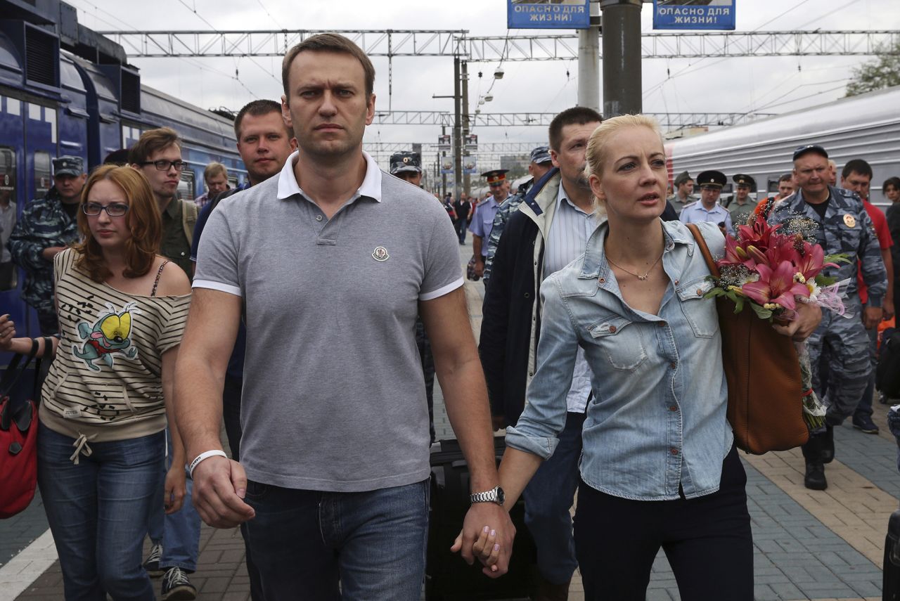 Russian opposition leader Alexey Navalny, center left, walks with his wife Yulia after arriving from Kirov at a railway station in Moscow, Russia, on July 20, 2013. 