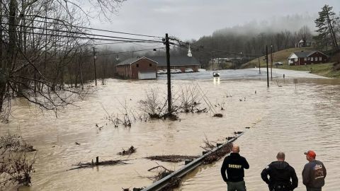 Carreteras inundadas en el condado de Clay, Kentucky, el sábado 15 de febrero de 2025.