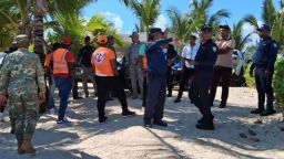 En esta fotografía compartida por Defensa Civil La Altagracia el sábado 8 de marzo, personas de diversas instituciones buscan a Sudiksha Konanki en la zona costera de Bávaro, República Dominicana.