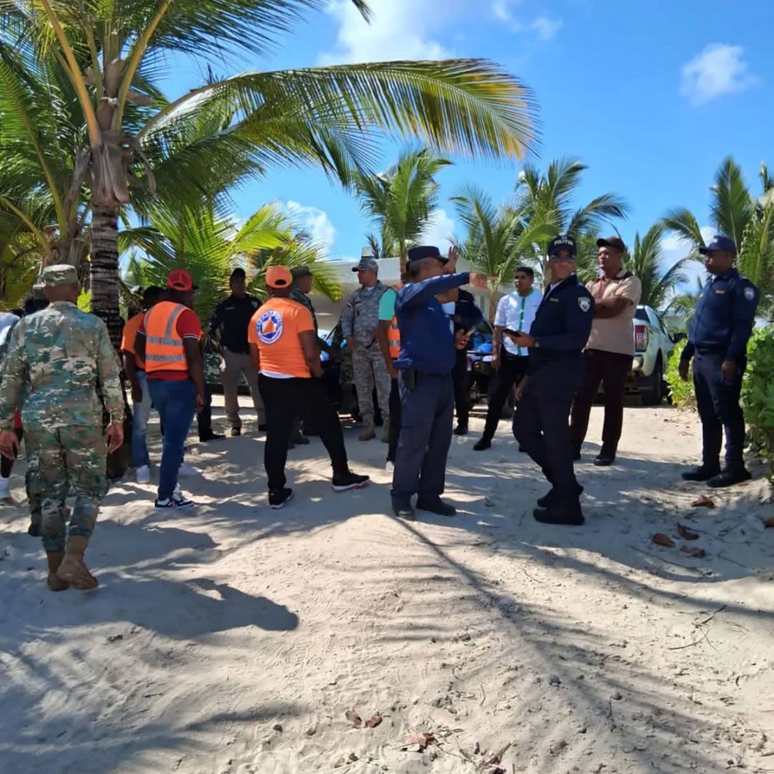 En esta fotografía compartida por Defensa Civil La Altagracia el sábado 8 de marzo, personas de diversas instituciones buscan a Sudiksha Konanki en la zona costera de Bávaro, República Dominicana.