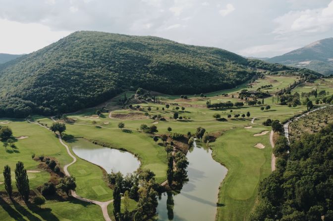 The 6,112-meter setup is built in the shape of an amphitheater, allowing rainwater to flow naturally down to a lake that serves as the sole water source for fairways and greens. The process is aided by a computer-controlled irrigation system that was installed during extensive renovations in 2018.