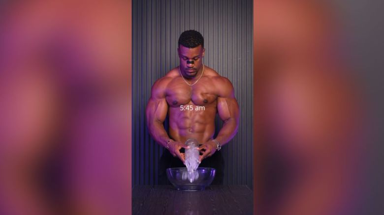 Un video que muestra la peculiar y compleja rutina matutina de Ashton Hall inspiró innumerables chistes y parodias la semana pasada. Es solo uno de los muchos videos de fitness y estilo de vida dirigidos a hombres.