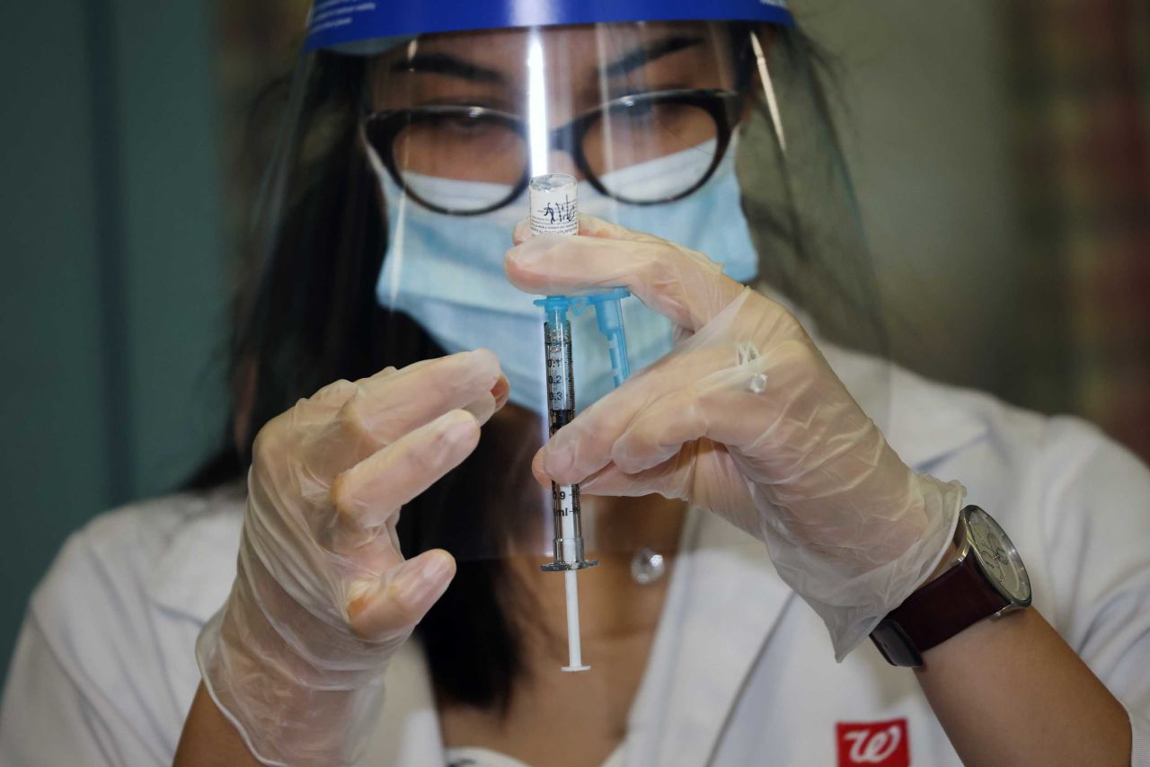 Walgreens pharmacist Jessica Sahni administers the Pfizer-BioNTech Coovid-19 vaccine at the New Jewish Home in New York, on December 21, 2020. 