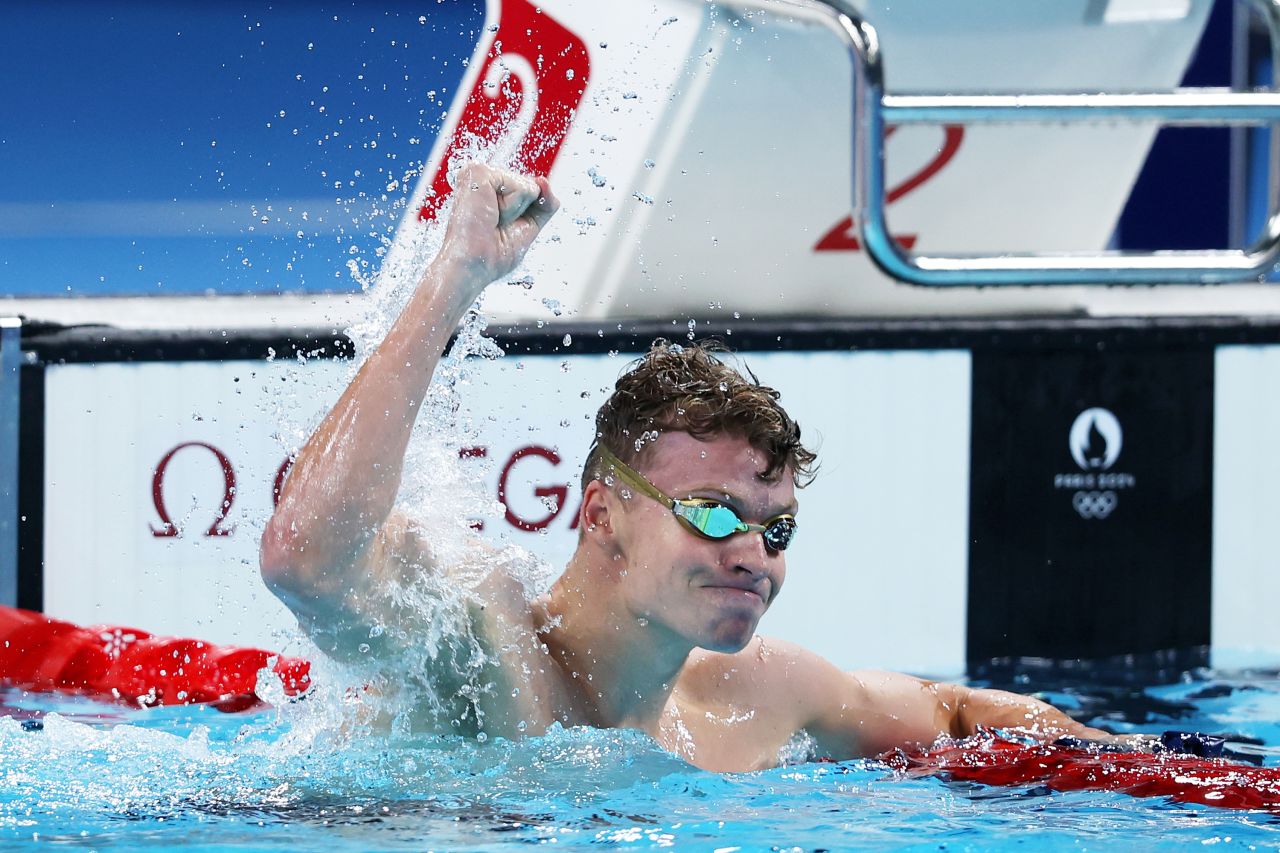 Leon Marchand, del equipo de Francia, celebra después de ganar el oro en la final masculina de 200 m brazo el 31 de julio. (Sarah Stier/Getty Images)