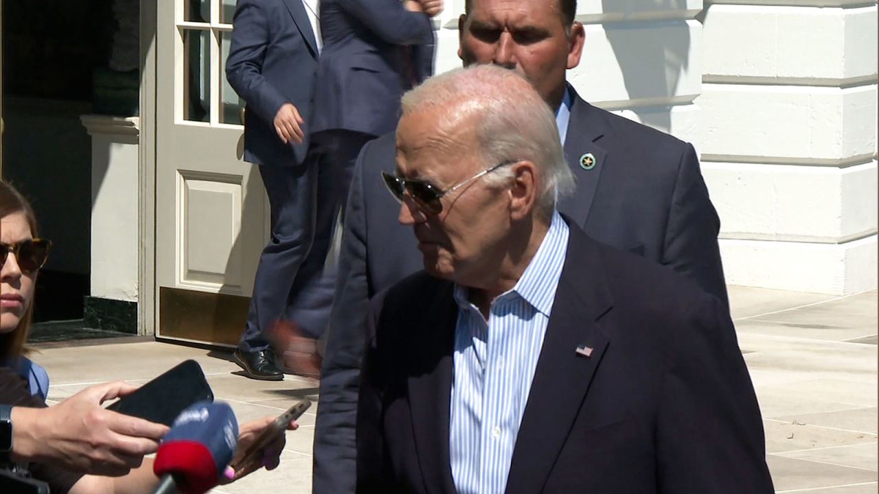 El presidente Joe Biden habla con los medios de comunicación cuando sale del jardín sur de la Casa Blanca el lunes 2 de septiembre.