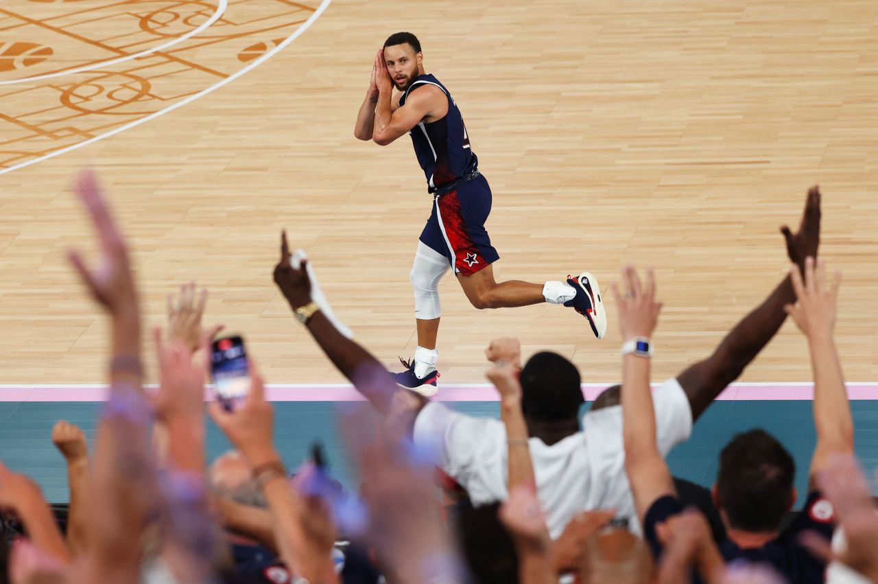 Curry celebrates a three-point basket at the end of the game. 