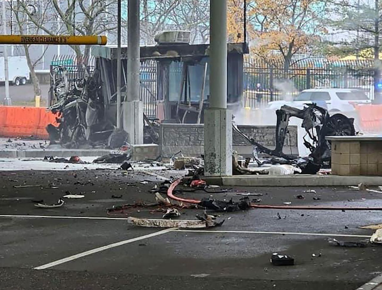 Rainbow Bridge vehicle explosion closes US-Canada border crossings | CNN