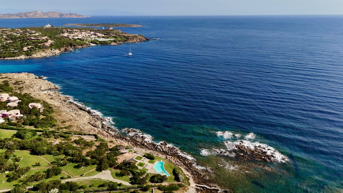 کَنِیون کاپرا حدود ۲۰ تا ۴۰ کیلومتر (۱۲ تا ۲۵ مایل) از سواحل ساردینیا فاصله دارد – همان‌طور که در تصویر دیده می‌شود. این دره حیات دریایی متنوعی را پشتیبانی می‌کند. اما تحت تهدید صید تجاری، ترافیک دریایی و فشارهای اقلیمی قرار دارد.