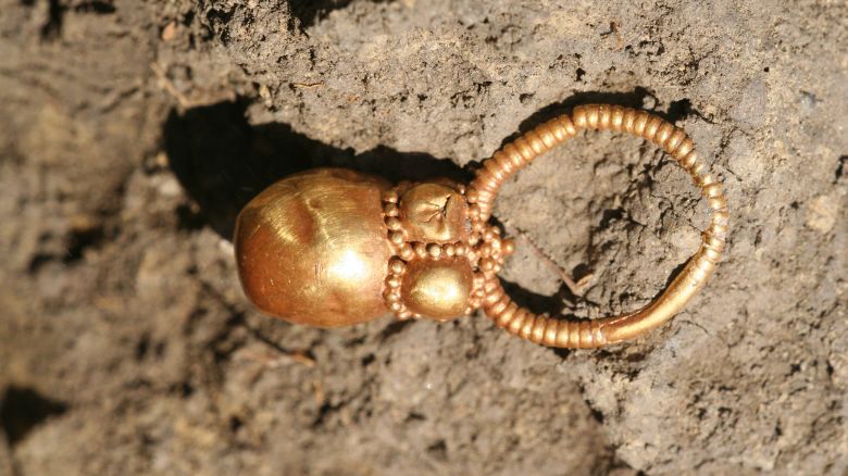 Gold earring from a 7th-century male grave at the Rákóczifalva site, Hungary