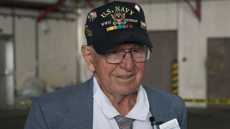 Робърт Персичити 102 годишен ветеран от американския флот от Втората световна