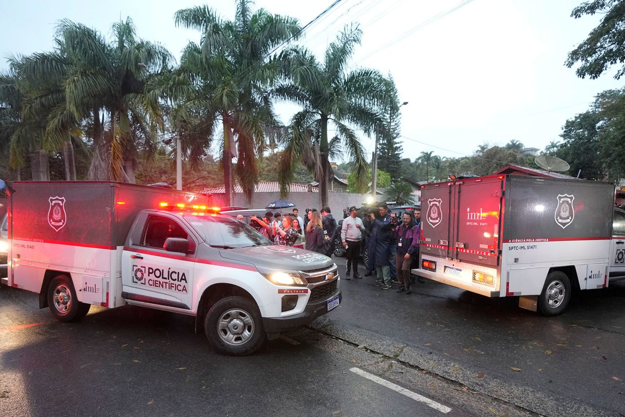 Vehículos policiales llegan cerca del lugar donde se estrelló un avión en Vinhedo, estado de Sao Paulo, Brasil, el viernes 9 de agosto. (André Penner/AP)