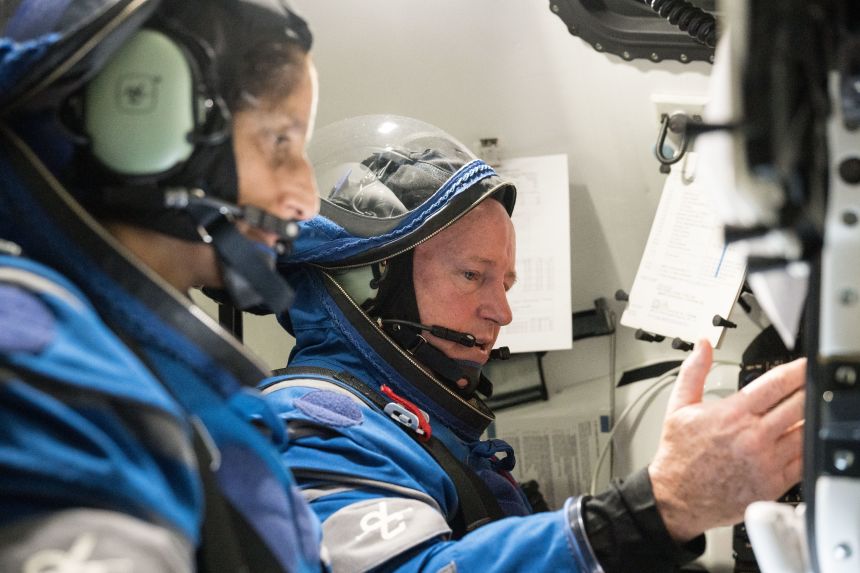 Astronauten Suni Williams (links) en Butch Wilmore Train in NASA's Johnson Space Center in 2022.