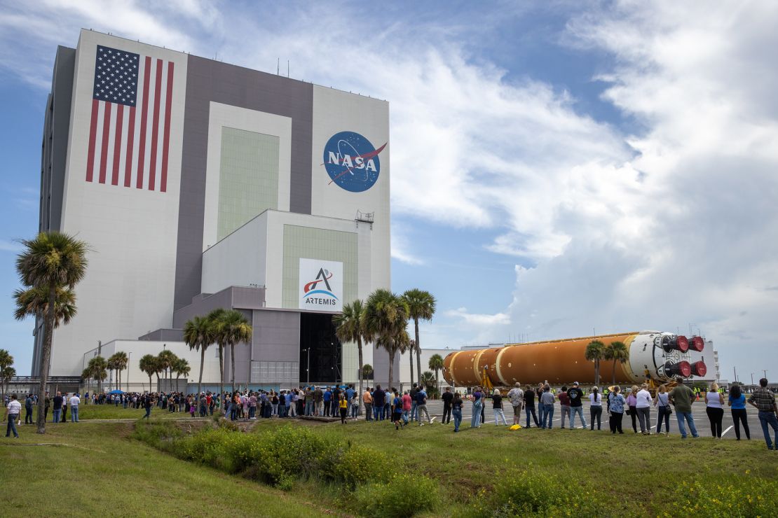 La etapa central del cohete Artemis II llegó al Centro Espacial Kennedy de la NASA el 24 de julio.