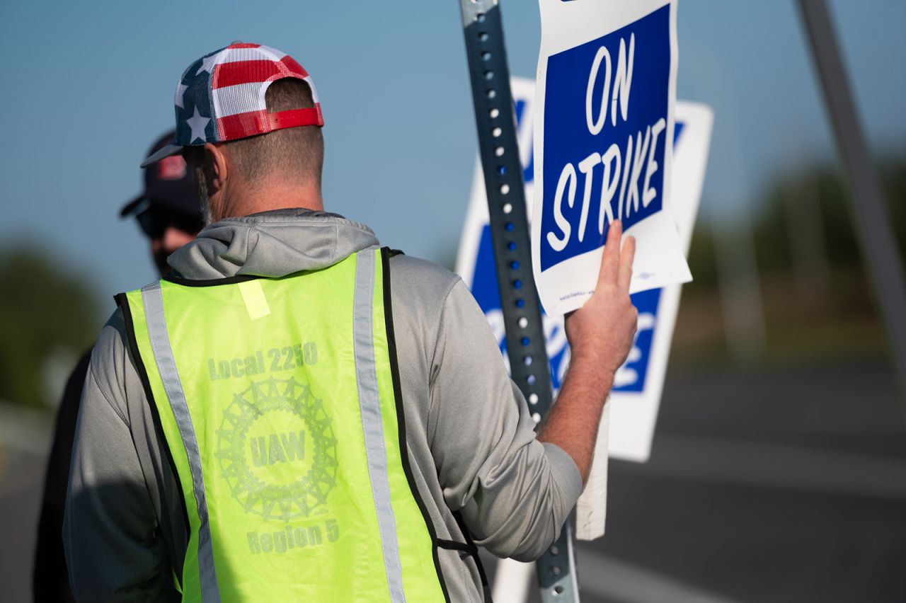 GM workers with the UAW Local 2250 Union strike outside the General Motors Wentzville Assembly Plant on September 15, in Wentzville, Missouri. 