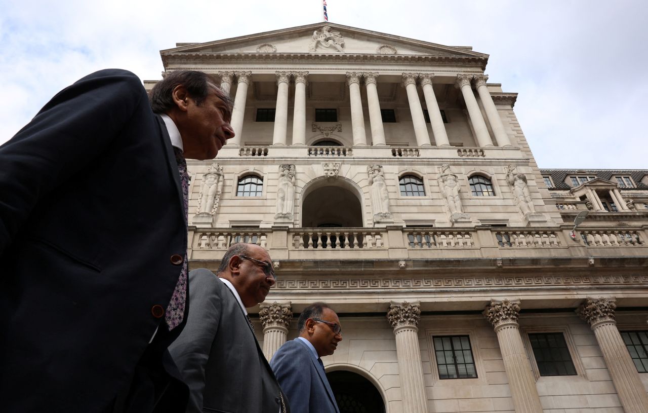 People walk past the Bank of England in the financial district of London, UK, on August 14.