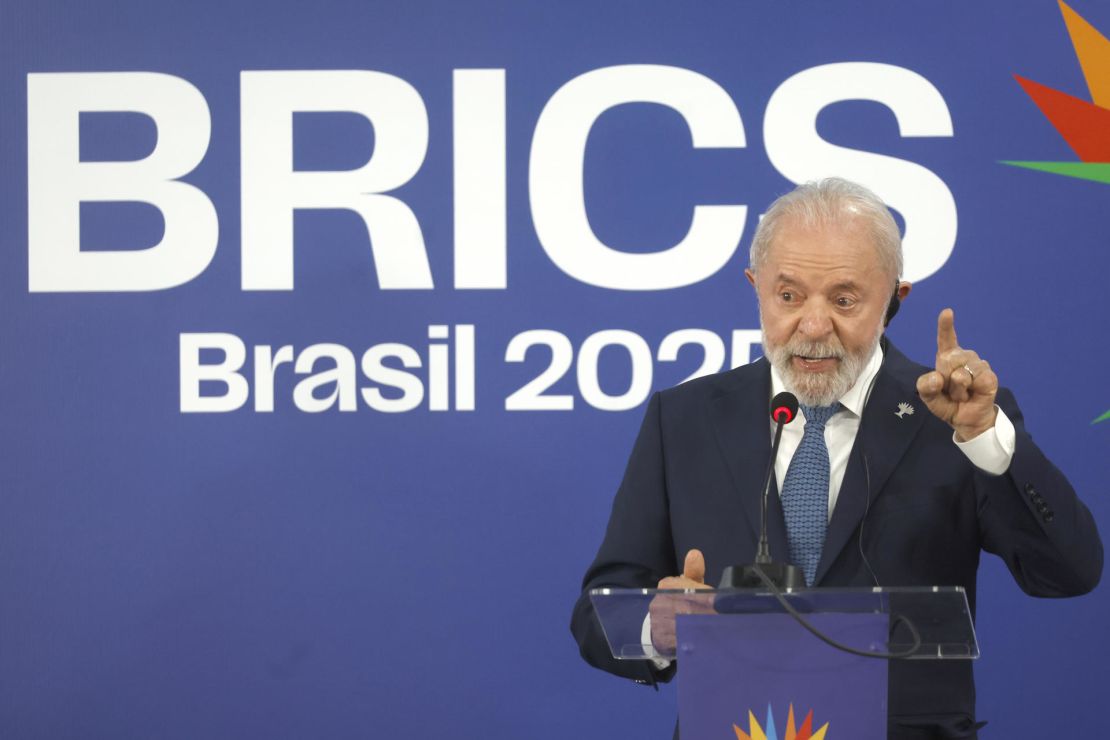 AME1335. R?O DE JANEIRO (BRASIL), 07/07/2025.- El presidente de Brasil, Luiz In?cio Lula da Silva, habla en una rueda de prensa durante la cumbre de los BRICS este lunes, en R?o de Janeiro (Brasil). Lula afirm? que los pa?ses de los BRICS son soberanos y que no desean tener un 