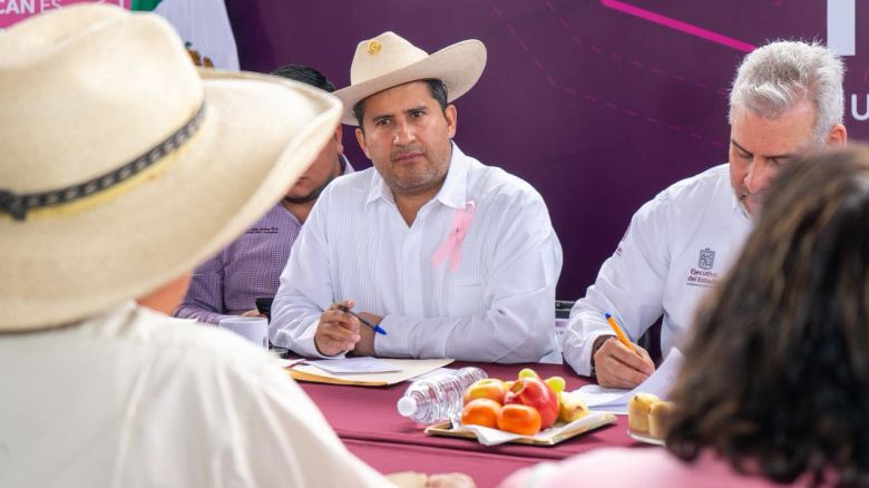 En una imagen de octubre, el alcalde Carlos Manzo (al centro, con sombrero) participa en un acto público con el gobernador Alfredo Ramírez Bedolla (a la derecha en la foto).