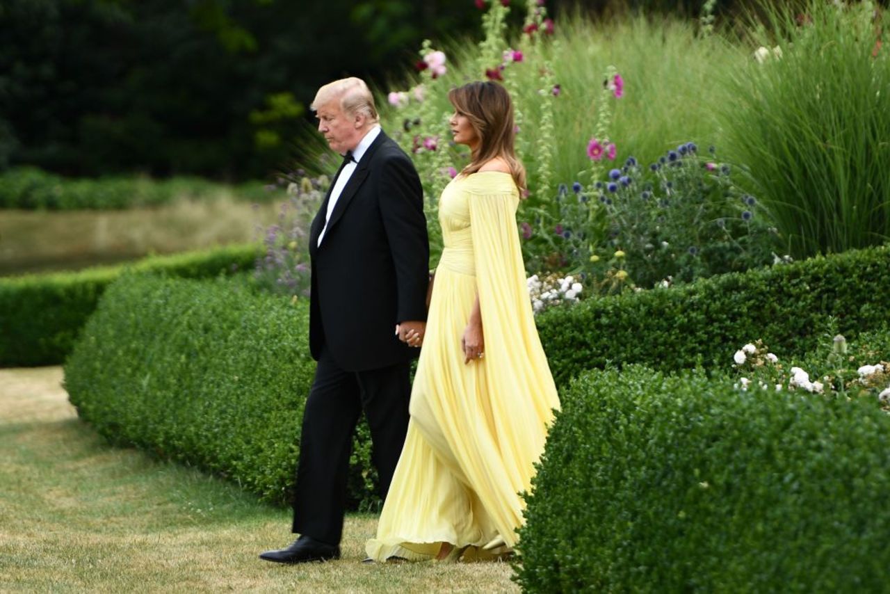 US President Donald Trump (L) and US First Lady Melania Trump (R) leave the US ambassador's residence in London on July 12, 2018. They are heading to Blenheim Palace for a dinner.