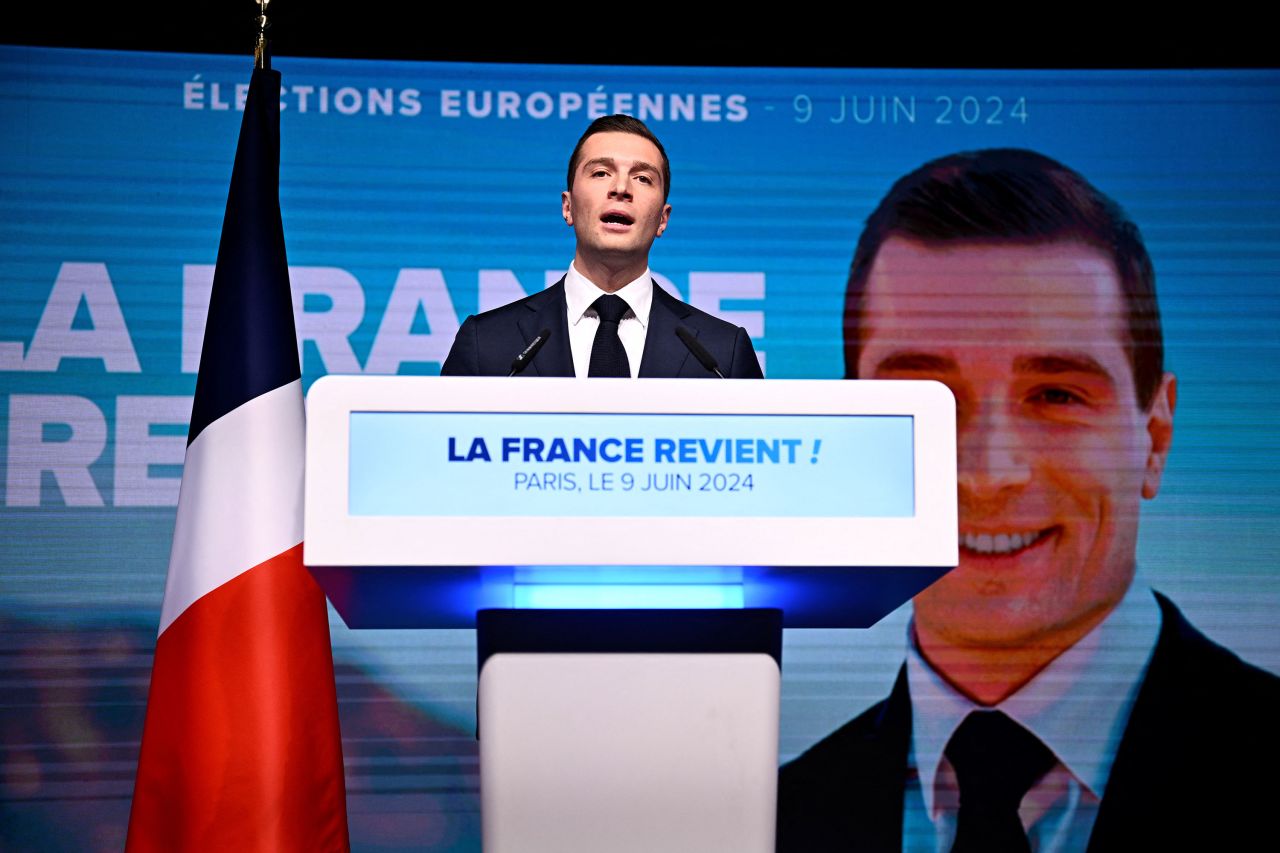 Fransa Ulusal Ralli (RN) partisinin lideri Jordan Bardella, 9 Haziran'da Paris'teki Pavillon Chesnaie du Roy'da destekçilerine sesleniyor.