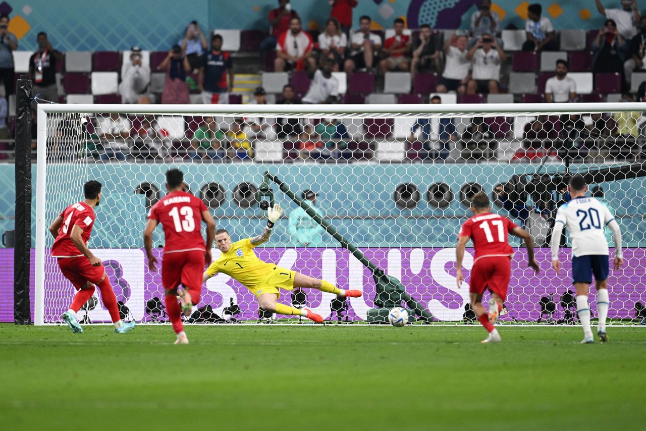 Mehdi Taremi scores his team's penalty, making it 6-2 and giving him his brace.