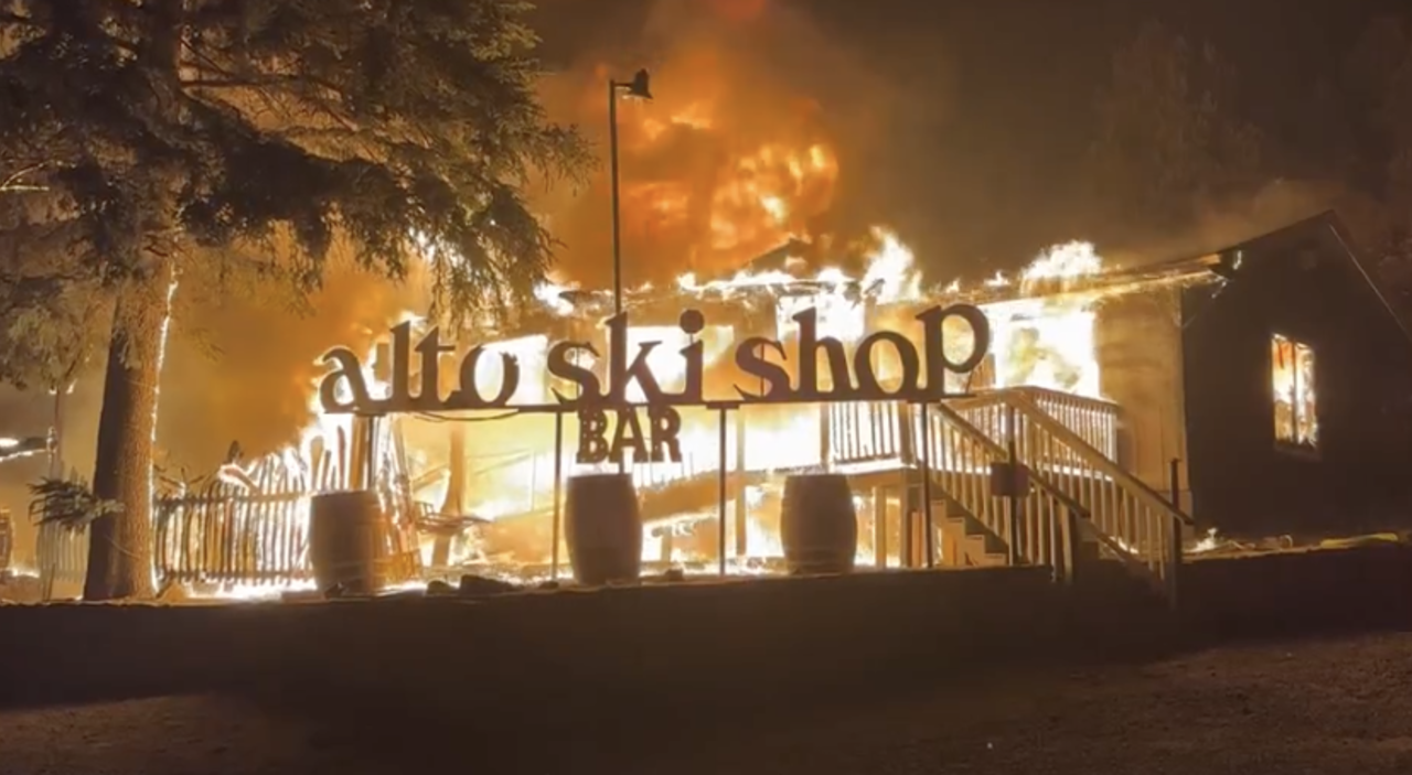 The ski shop seen on fire in Alto