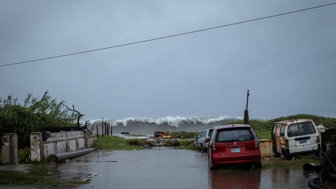 Las olas rompen en la costa del barrio Caribbean Terrace en Kingston, Jamaica, el miércoles 3 de julio. (Marco Bello/Reuters)