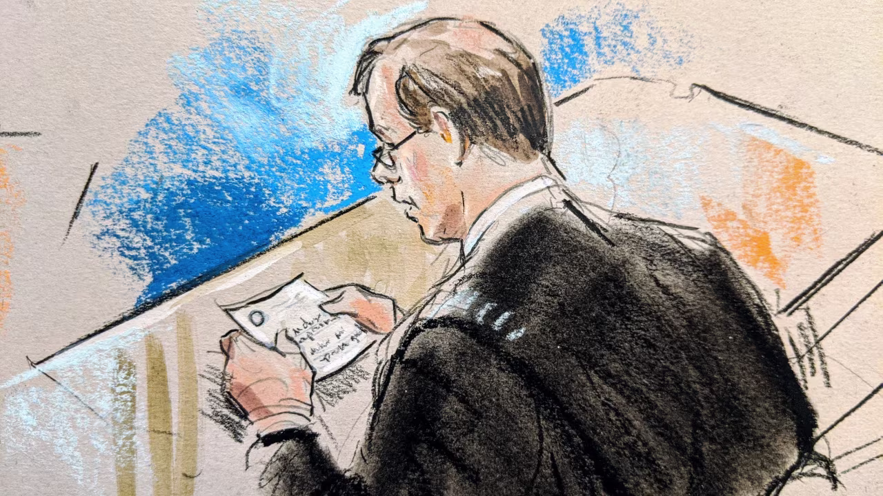  Chief Justice John Roberts reads a question.