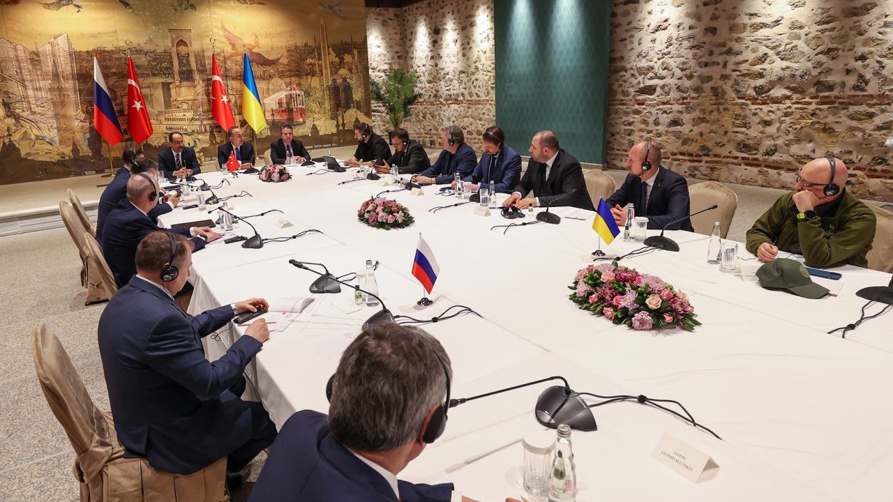 Переговори між делегаціями Росії та України в Офіс Президента Долмабахче в Стамбулі, Туреччина, 29 березня.
