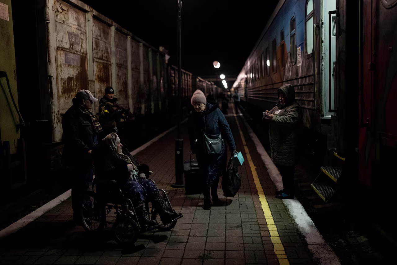 Ukrainians board the Kherson-Kyiv train at the Kherson railway station in southern Ukraine on November 21.