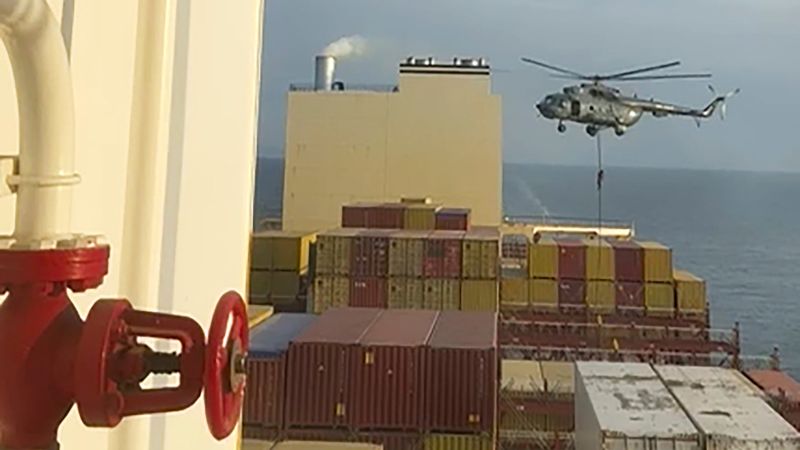Иранската революционна гвардия залови свързан с Израел контейнеровоз при хеликоптерна