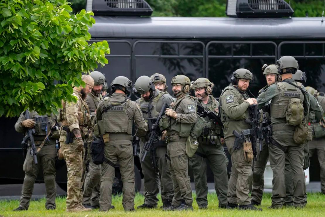 Agentes del orden, incluyendo policías locales, agentes del sheriff y el FBI, se reunieron cerca del lugar de un tiroteo en Brooklyn Park, Minnesota, el sábado.