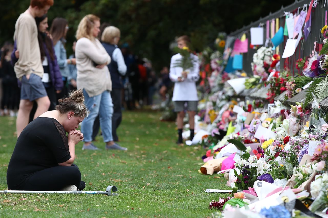 Mourners leave messages and flowers for the Christchurch mosque victims outside the city's Botanic Gardens