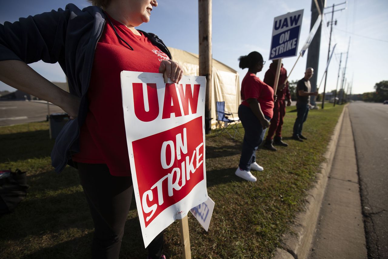 United Auto Workers (UAW) members strike outside the General Motors Lansing Redistribution facility on September 23 in Lansing, Michigan.