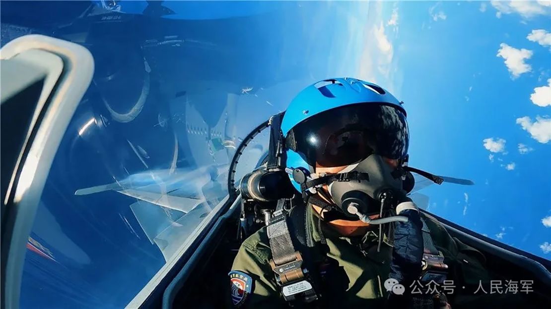 In early June, the Navy Airlines' formations conducted training in the Western Pacific. This photo shows carrier-based fighter-based fighter jets conduct flight training.