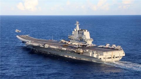 In early June, the Navy's aircraft carrier formation conducted training in the Western Pacific. The picture shows the Shandong aircraft carrier launching carrier-based fighter jets.