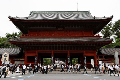 People stream to the Zojoji Temple for Shinzo Abe's funeral on Tuesday.