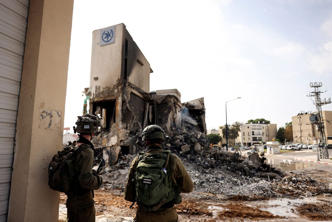 Israeli?soldiers?look at the remains of a police station which was the site of a battle with Hamas gunmen in Sderot, southern?Israel, on?October 8.