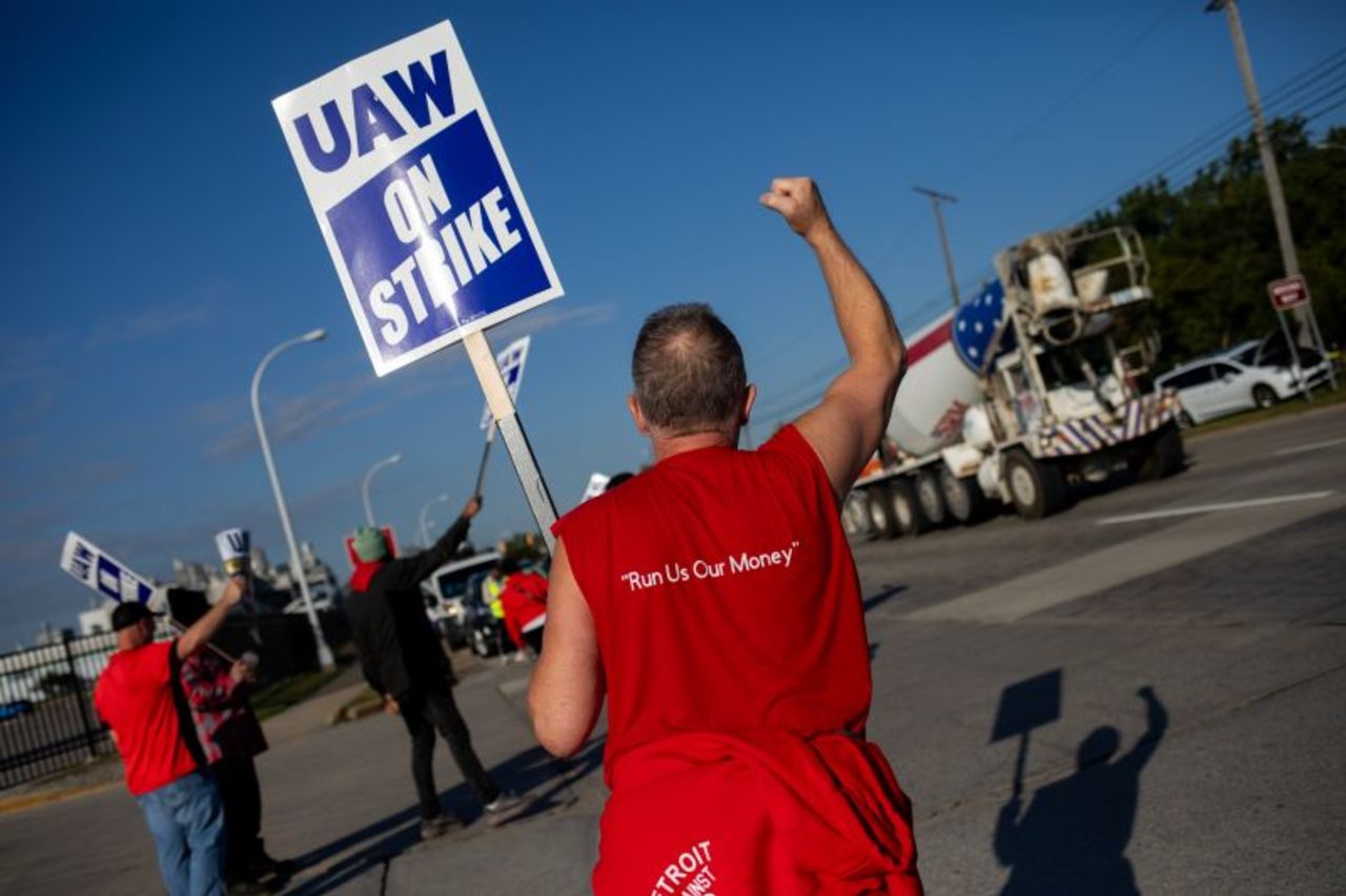 United Auto Workers (UAW) members cheer as cars honk on a picket line outside the Ford Motor Co. Michigan Assembly plant in Wayne, Michigan, US, on Friday, Sept. 15.