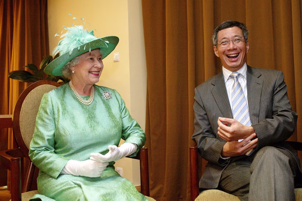 Singapore's Prime Minister Lee Hsien Loong with Queen Elizabeth in Singapore on March 17, 2006. 