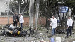 Peritos forenses trabajan en los alrededores de la estación de policía del barrio Meléndez donde ocurrió un atentado este martes, al sur de Cali, Colombia.