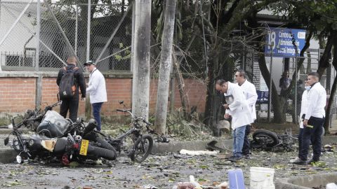 Peritos forenses trabajan en los alrededores de la estación de policía del barrio Meléndez donde ocurrió un atentado este martes, al sur de Cali, Colombia.