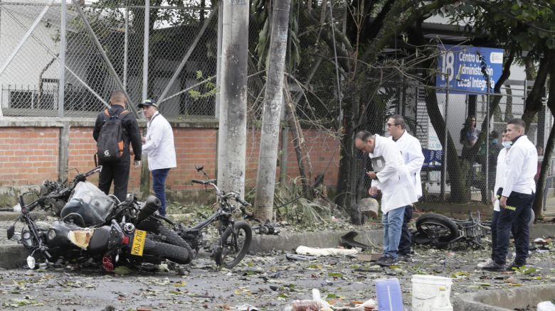 Peritos forenses trabajan en los alrededores de la estación de policía del barrio Meléndez donde ocurrió un atentado este martes, al sur de Cali, Colombia.