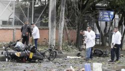 Peritos forenses trabajan en los alrededores de la estación de policía del barrio Meléndez donde ocurrió un atentado este martes, al sur de Cali, Colombia.