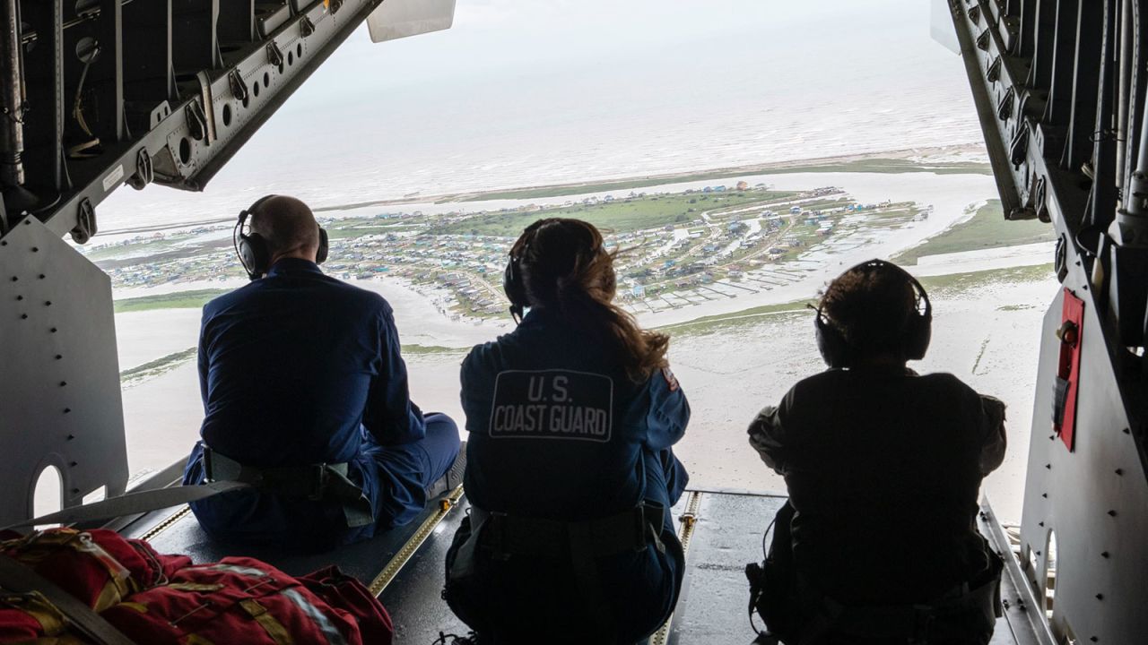 La Guardia Costera evaluó los daños causados ​​por Beryl durante el vuelo de Corpus Christi a Galveston.