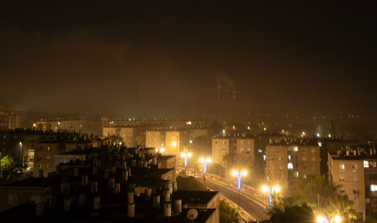  A dense cloud of smoke from the bombing of Gaza invades the Israeli border city of Ashkelon on the night of October 27.