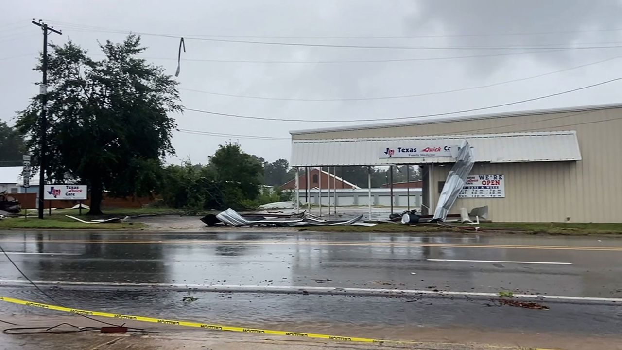 Daños por tormenta vistos en Timpson, Texas, el lunes 8 de julio. (KLTV/KTRE)