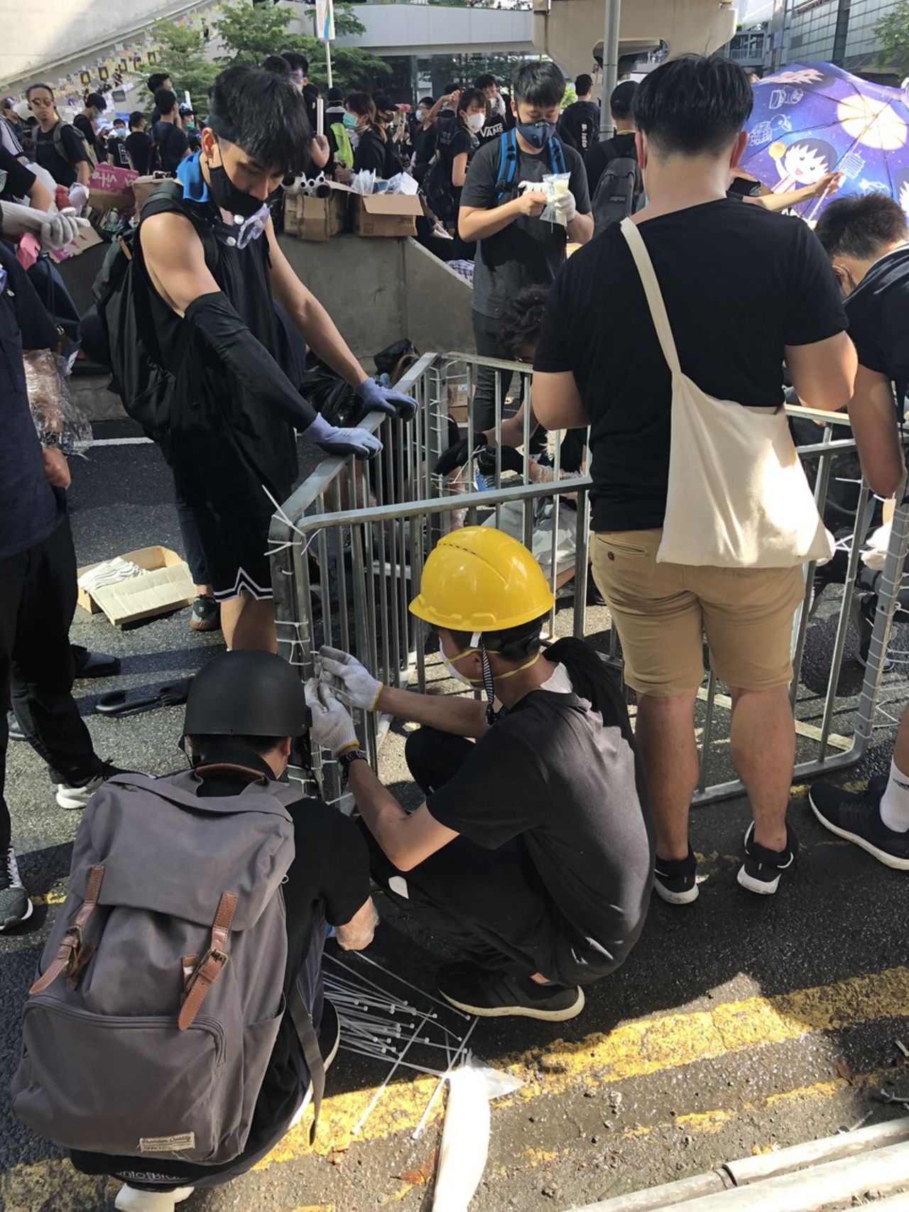 Protesters prepare barricades in Admiralty.