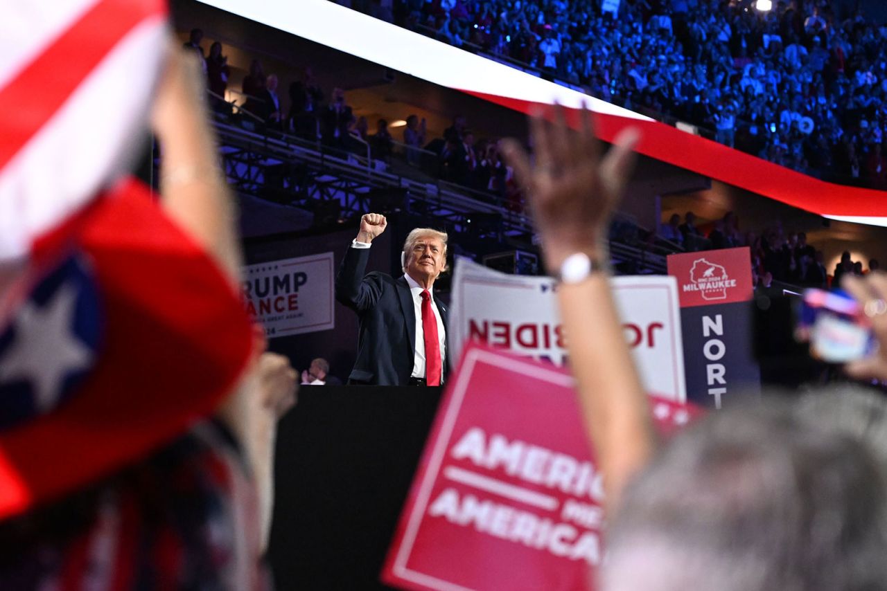 El expresidente Donald Trump ingresa a la arena en el cuarto día de la Convención Nacional Republicana en Milwuakee el jueves 18 de julio. (Will Lanzoni/CNN)