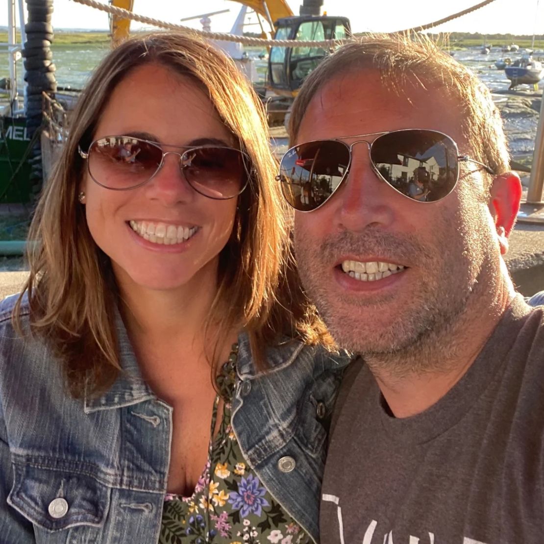 Hoy, Kerri y Dirk viven juntos, como un equipo.