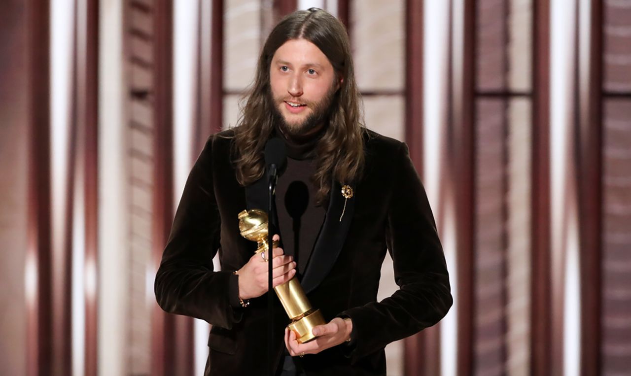 Ludwig Göransson accepts his Golden Globe award. 